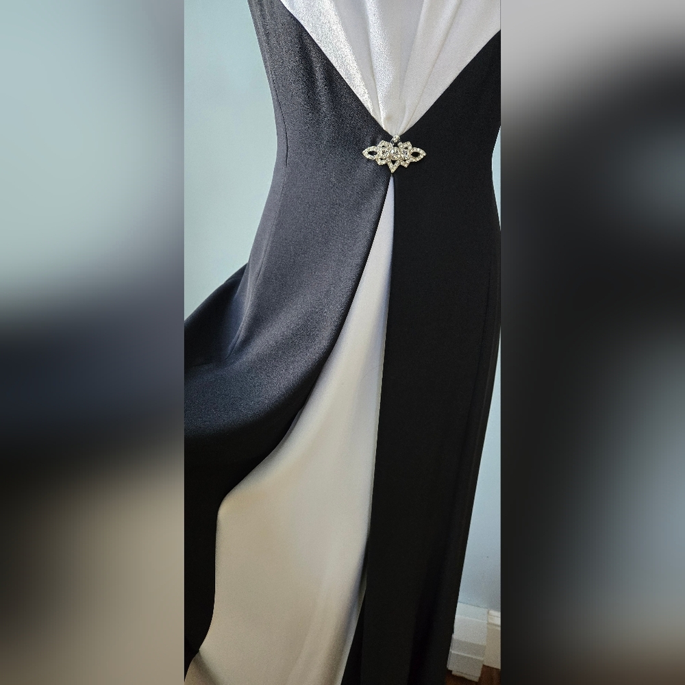 Sax 5th Avenue-brand prom, wedding guest gown white & black flowing sz 8